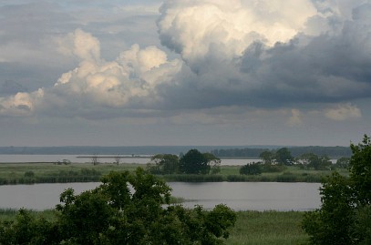 Frühlingsfoto von Czeslaw Gorski-025_puffige-wolken-am-ufer-des-stettiner-haffs