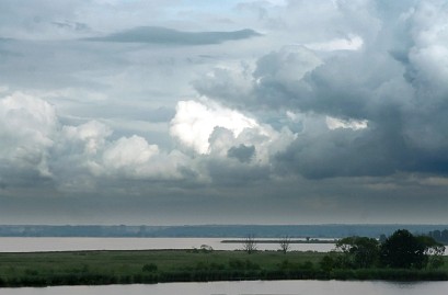 Frühlingsfoto von Czeslaw Gorski-026_puffige-wolken-vordem-regen-am-ufer-des-stettiner-haffs