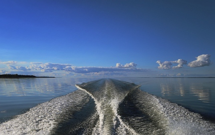 Sommer Foto von Czeslaw Gorski-083_spur-eines-motorbootes